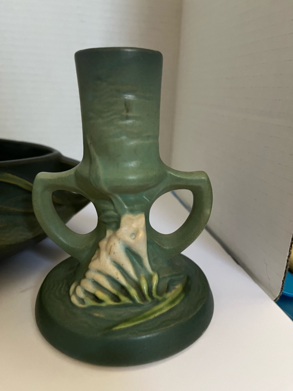 Green Roseville purple freesia Pottery Bowl with 2 matching candlesticks - Picture 2 of 10